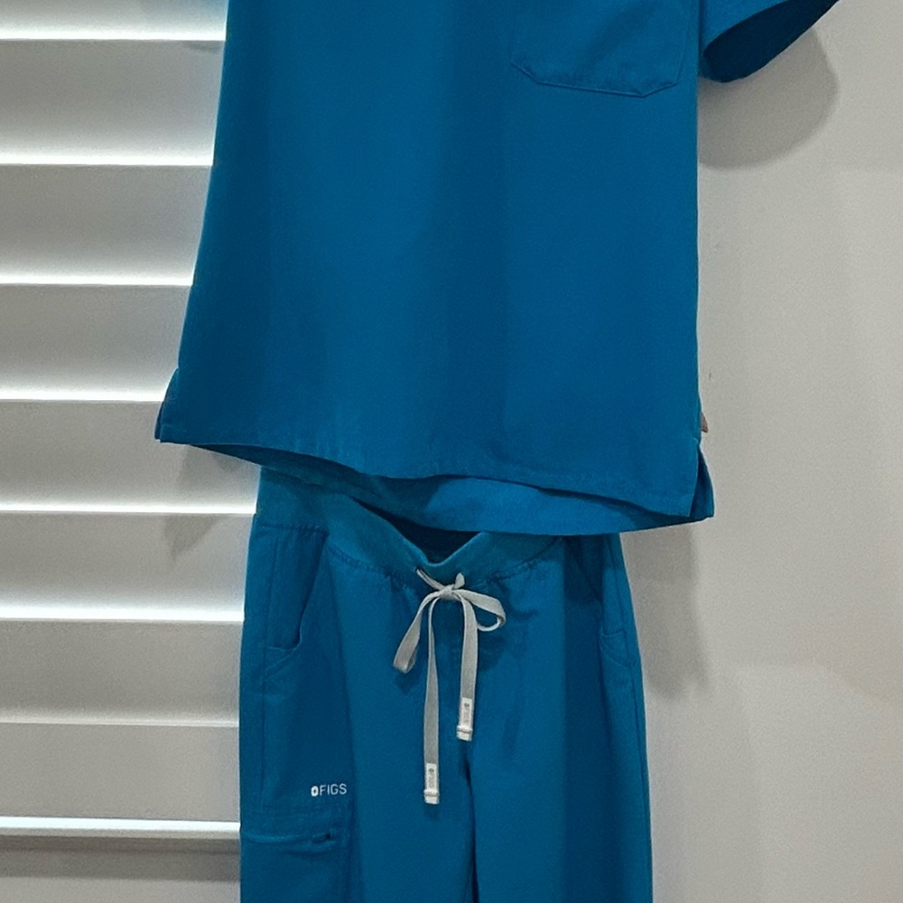 Figs limited edition electric blue Scrub Set. Silver drawstring